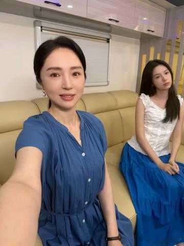 董璇晒跟周也的合照董璇说太喜欢周也这个美女了 姐姐直白抒发欣赏之情，董璇晒跟周也
