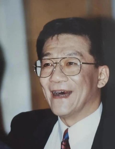 1986年，侯耀文为了跟韦唯在一起，抛弃了发妻刘彦，可是同居一年后，侯耀文又爱上