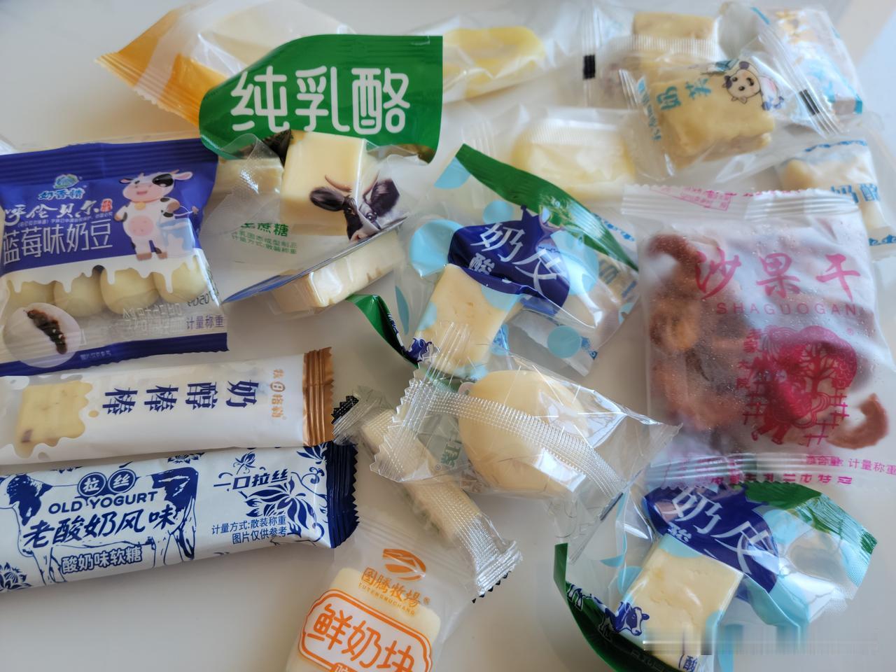 儿子出门旅行之前，还和他小妹一起去了奶食品特产店，买了很多奶酪和牛肉干，他说带着