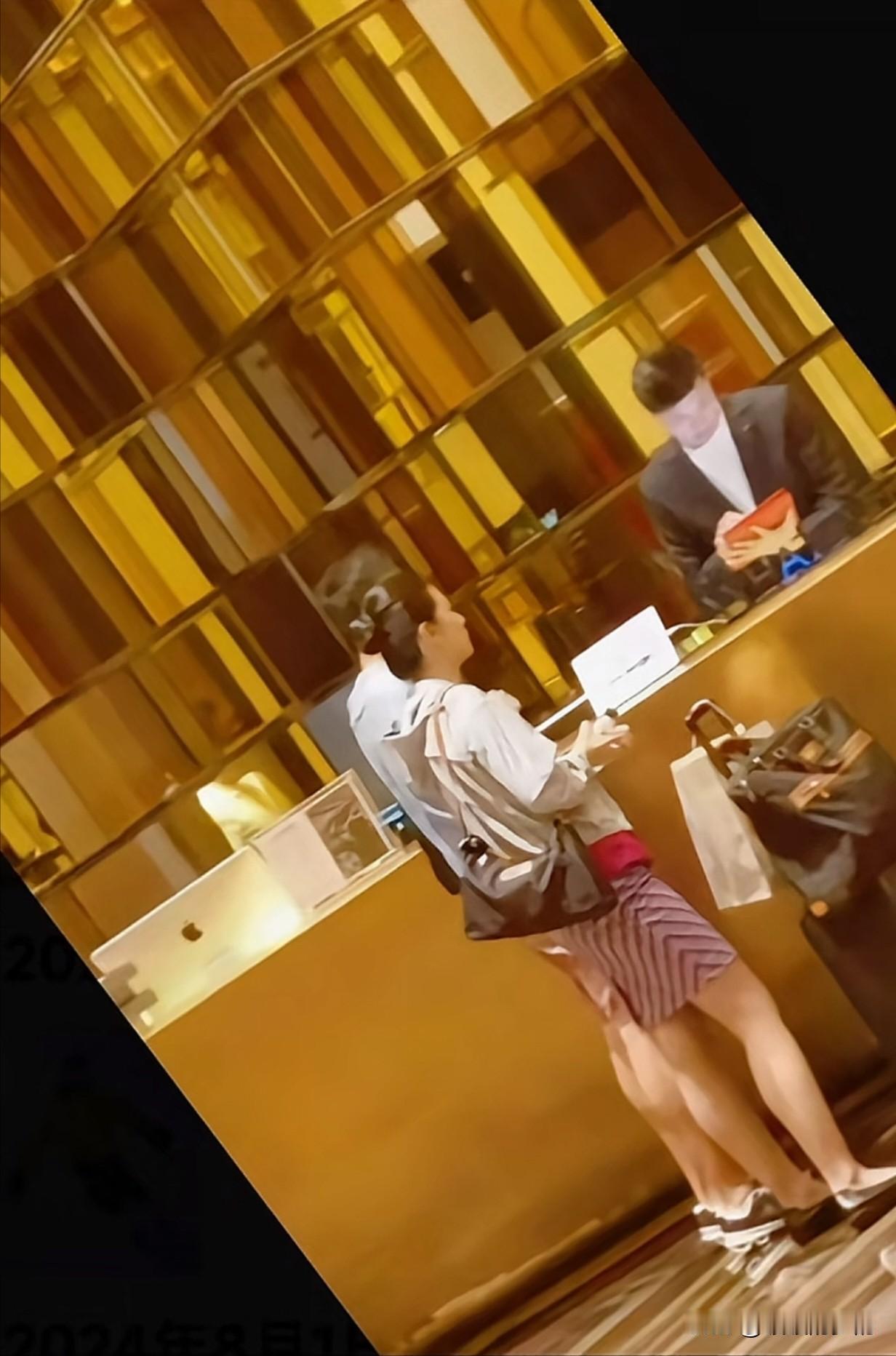 偶遇同机飞行的空姐，该如何应对？

刚下飞机，去了酒店，没想到在酒店碰到了刚才和