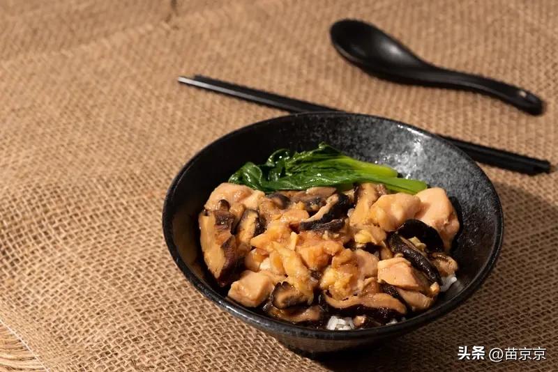 今天吃什么？直接安排香菇滑鸡饭！
鸡肉嫩到入口即化，香菇鲜香味浓，拌着米饭我能连