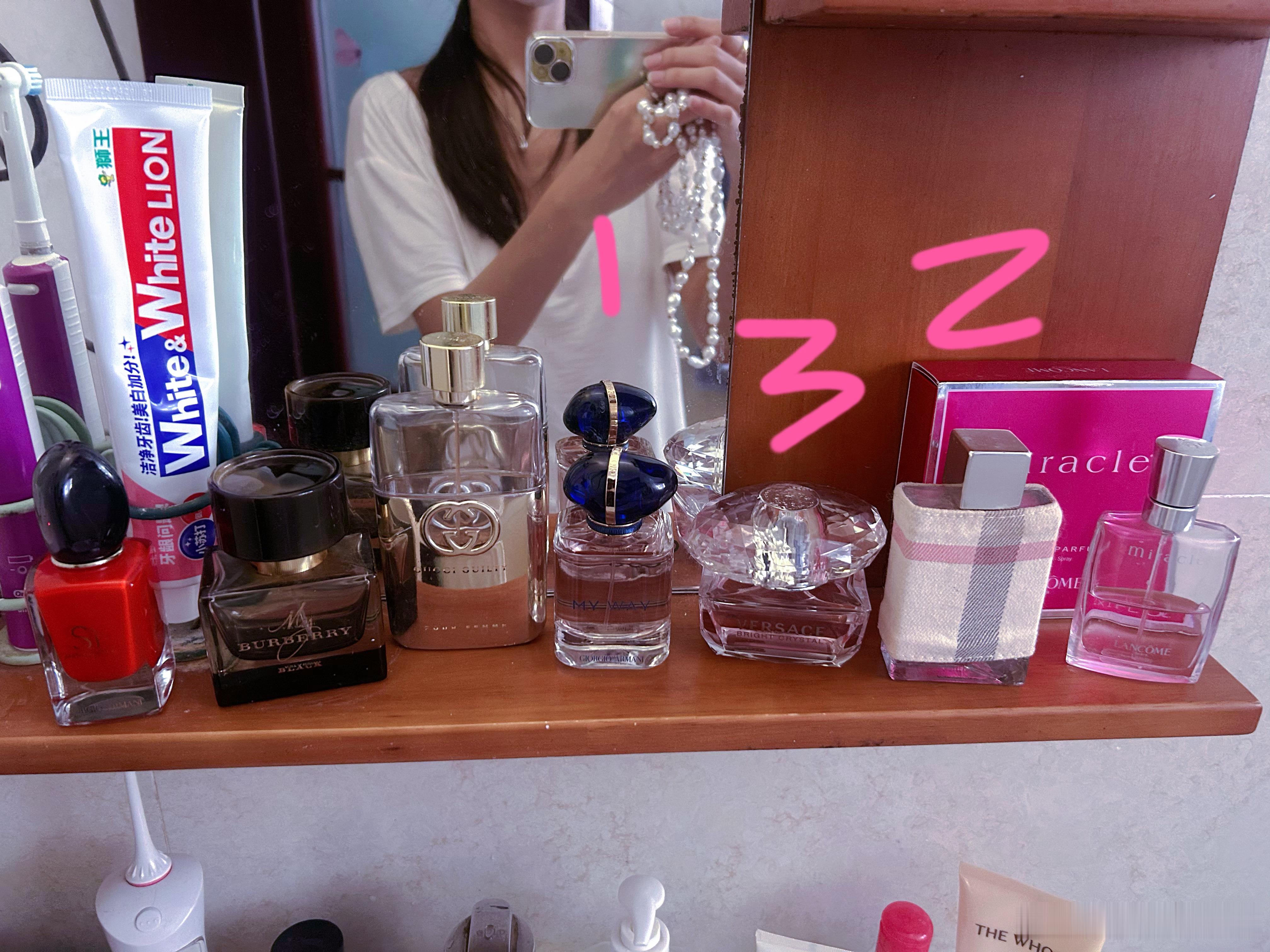 给我的香水排个前三，第一阿玛尼花香，第二Bubbery 花香，第三范思哲花香，看