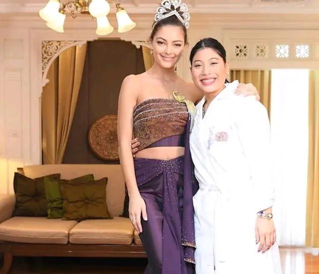泰国小公主和美女合影笑靥如花，一个人美一个命美，不管是啥美，拥有生活就美好。