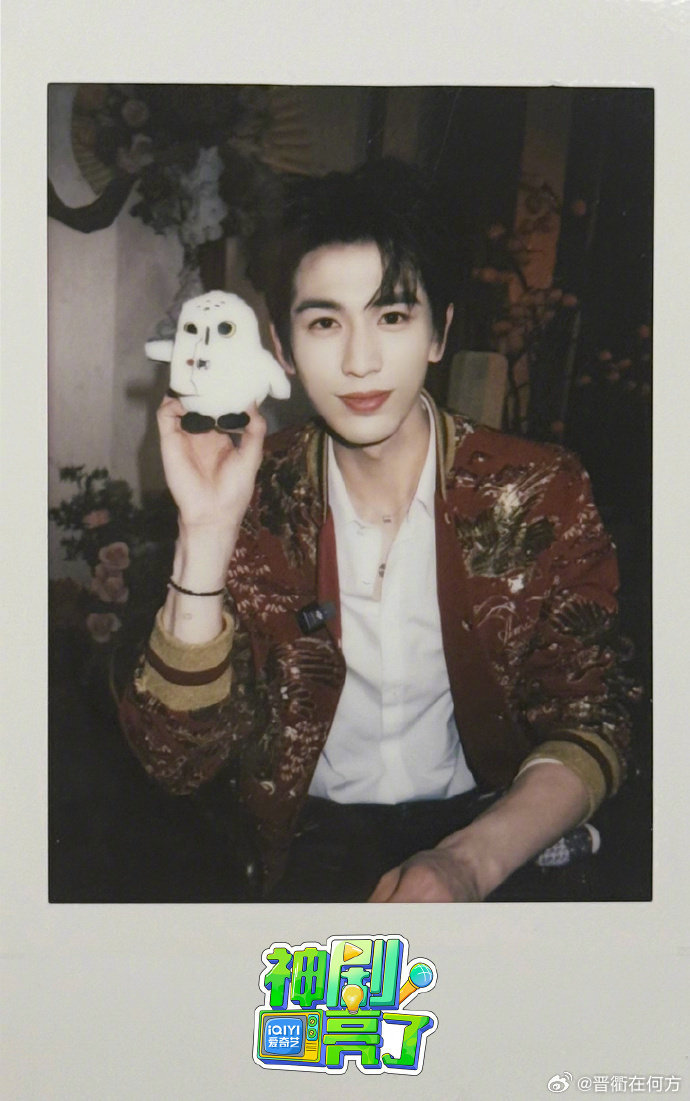 【张凌赫田曦薇新拍立得来了】 逐玉官方 3月25日，爱奇艺释出 的拍立得单人照及