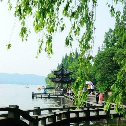 暴雨骤来骤去，洗净尘埃，留下彩虹与泥土的芬芳，那是夏天充满力量的呼吸。