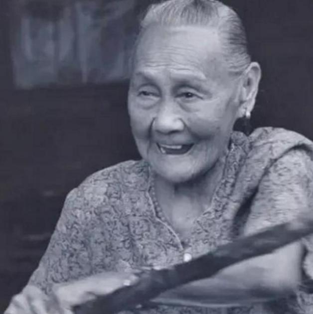 1941年9月，一个中国女兵被7名日本鬼子团团围住，正当日本人脱裤子欲行不轨时，