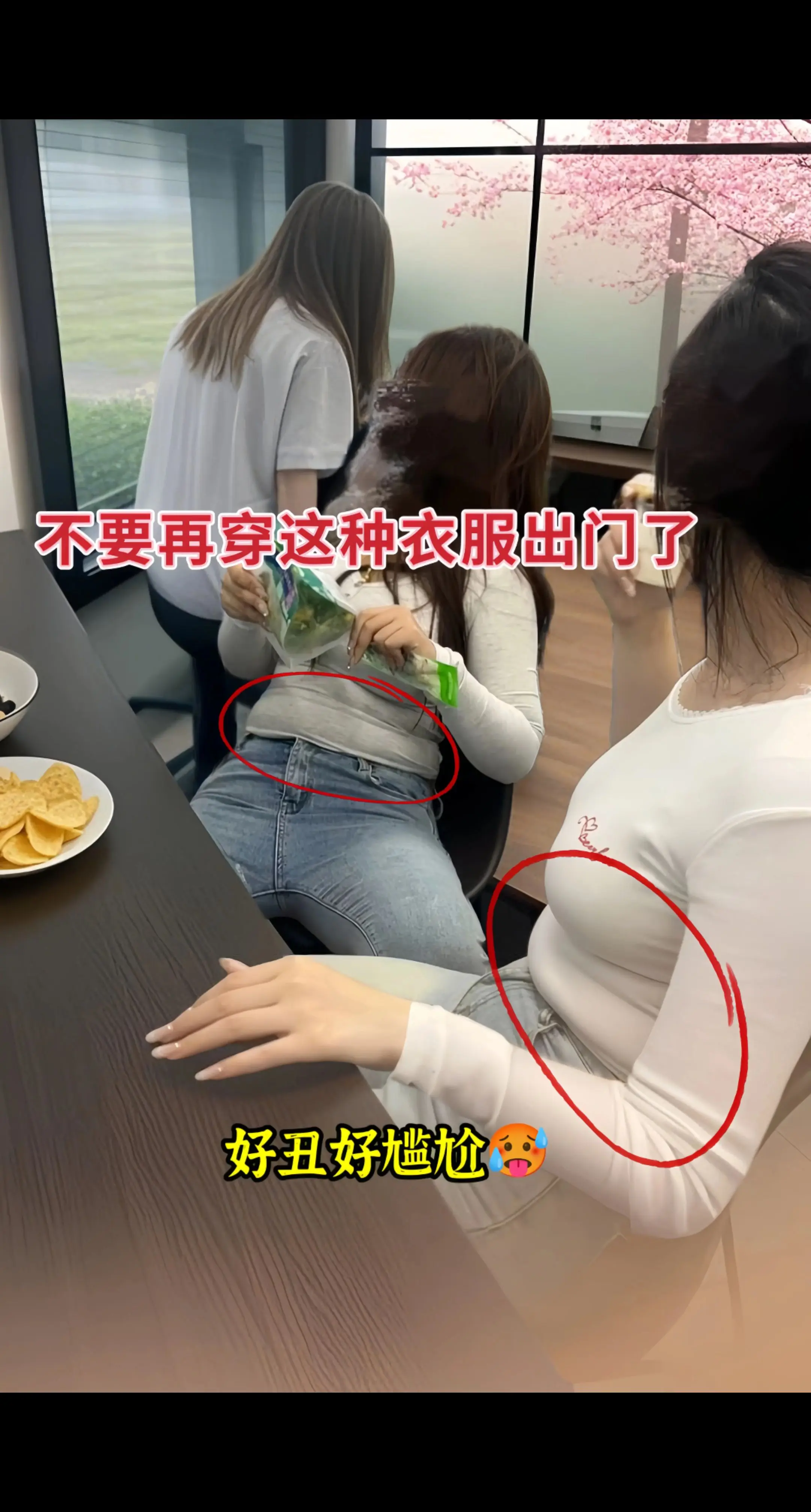 家人们谁懂啊！挖到一套温柔又气质的春季套装。里面是简约的衬衫连衣裙，面...