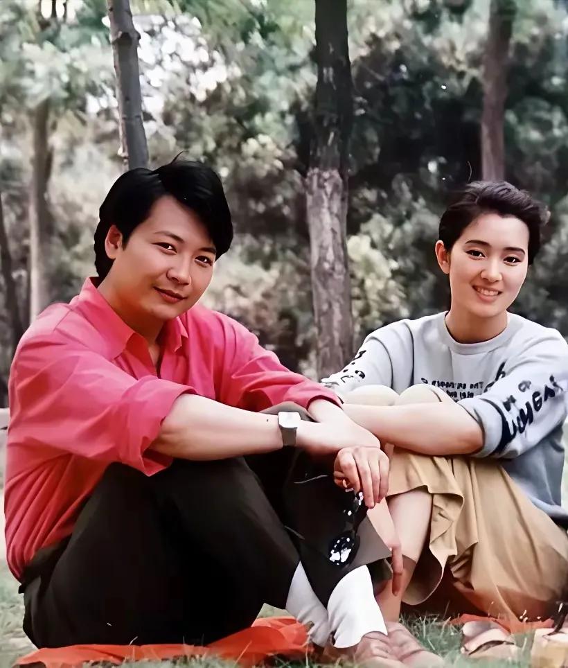 巩俐  是个聪明的女人，她的两任男友都是她事业中的贵人！        1982