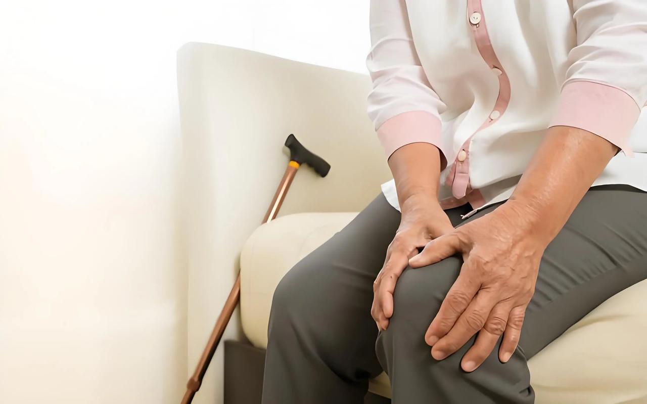 医生强调：超过 70 岁的老人，宁可不走路躺着，也别在 4 个时候走路
 
“多