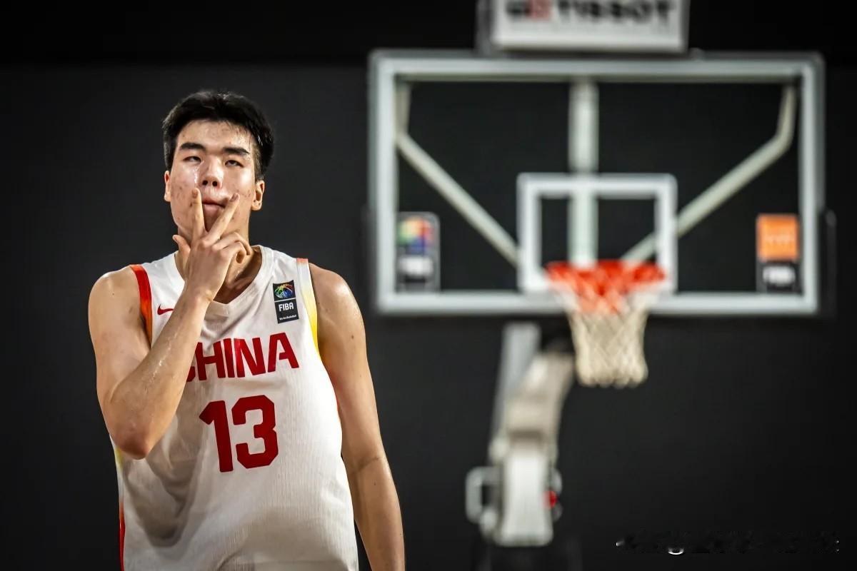 有一说一！国青进攻流畅度，远超男篮一队，治好了男篮进攻停滞的老毛病，球员各司其职