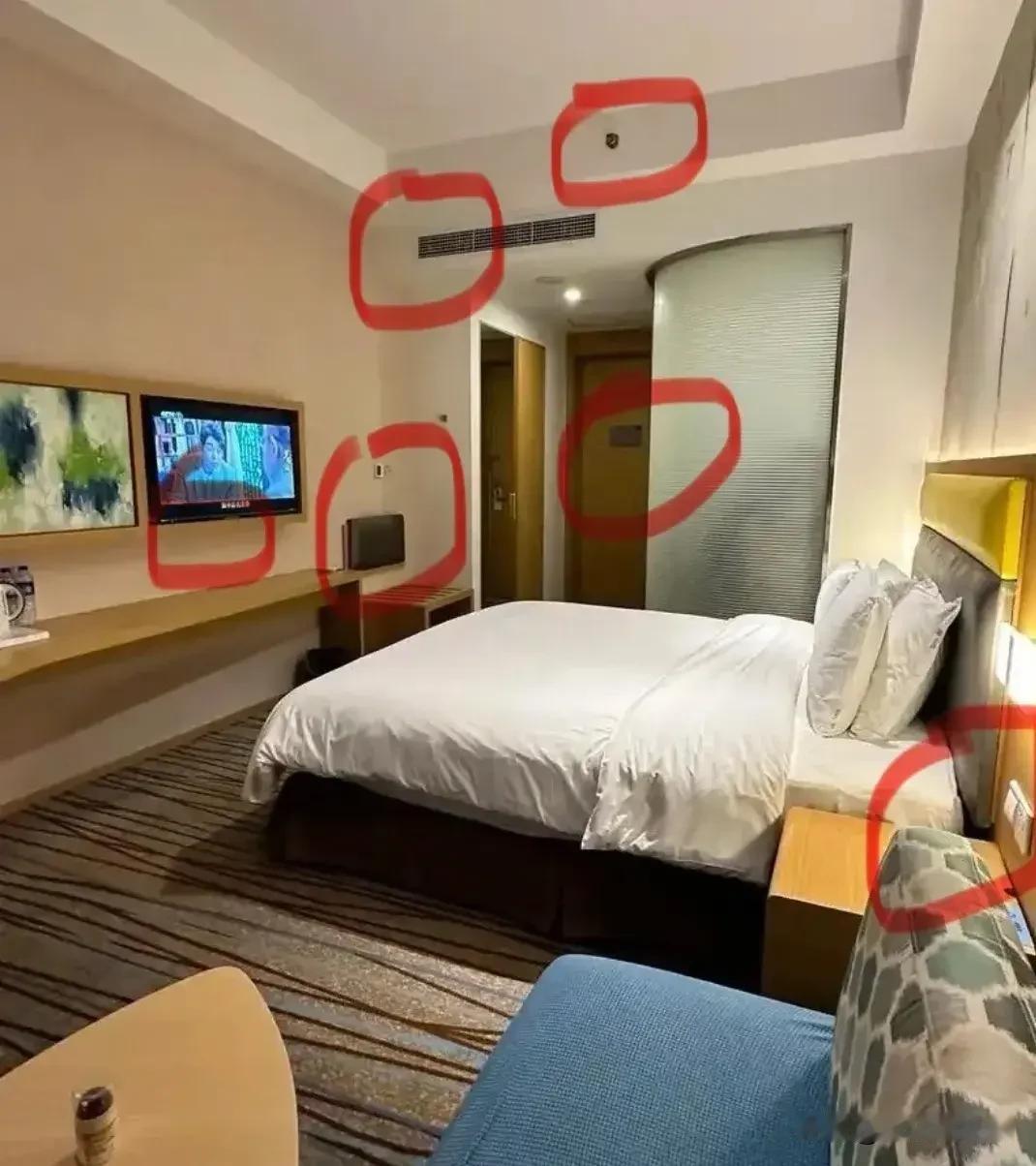 上周出差住连锁酒店，睡前突然想起网传的偷拍事件，赶紧掏出手机查了下，真的揪出了藏