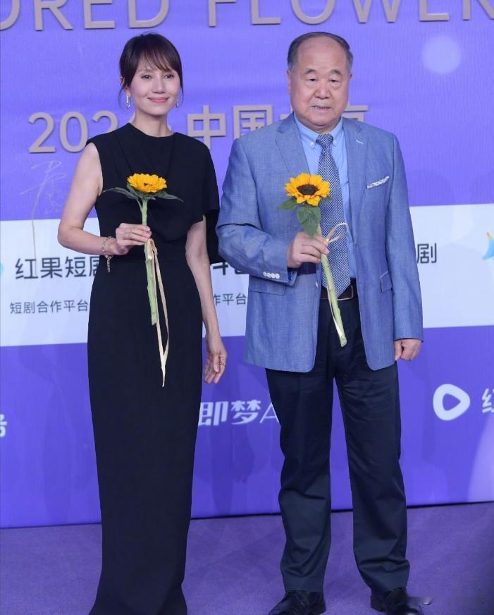48岁的袁泉只要不刻意装嫩，她穿得多素已经无所谓了。因为她红毯最大的杀手锏不是身