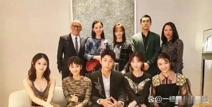 赵丽颖没坐C位，但我第一眼就看到了她，她的气质真的很独特 ​​​