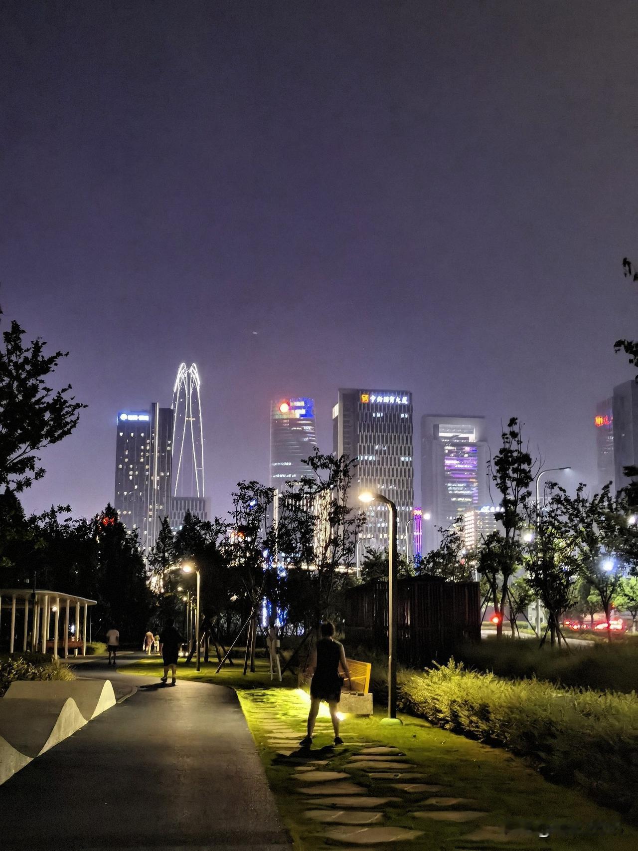 夏天的夜晚，散步看风景

夏夜微凉，褪去了白日的燥热，晚风带着草木的清香，漫步在