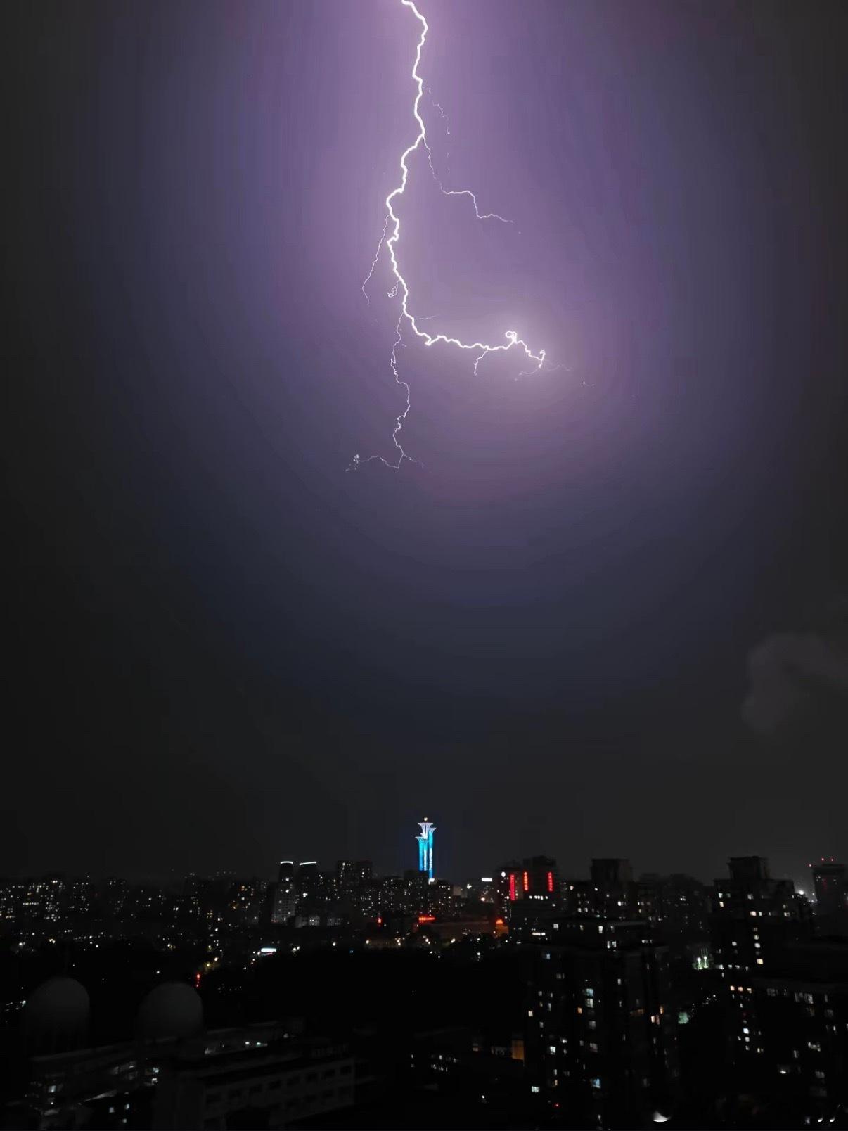北京闪电划破夜空超震撼7月3日晚北京遭遇强对流天气，闪电密集划破夜空形成震撼视觉