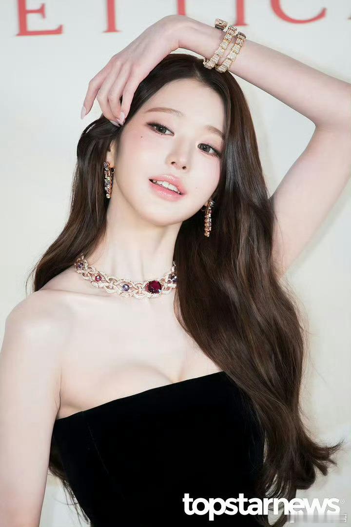 张元英黑色抹胸丝绒裙张元英黑丝绒长裙加平底鞋，气场权威，珠宝手袋加持，每一处都透