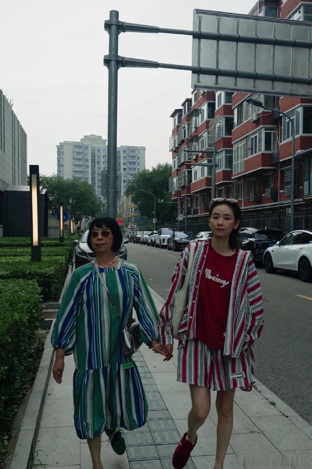 月亮有背面，人也是。但那一点暗，从不影响它发光。别拿一个人的某一面，去定义他的全