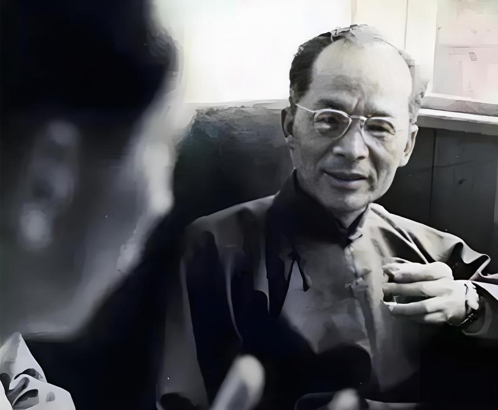 胡兰成，被称作无耻文人，一生玩弄七个女子的感情，写尽风月诗文，最后却栽在比自己大