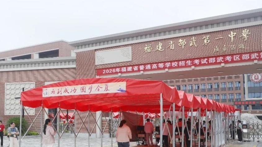 最朴实无华的是大姨，勤勤恳恳的在厂里上班，平常一些感冒发烧都不舍得请假的人，在高