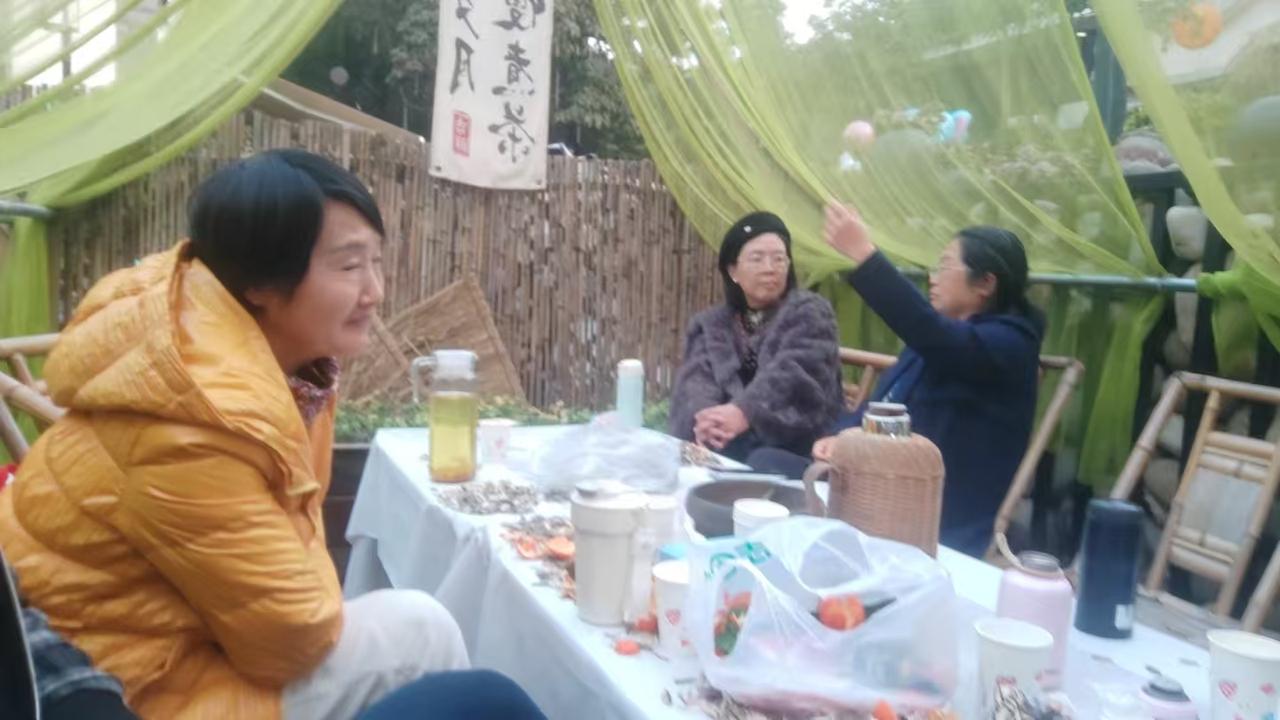 先生们应邀参加妻子的蓉城同学会，席间暖语盈盈，笑忆青春。含笑为妻当绿叶、拍照，听