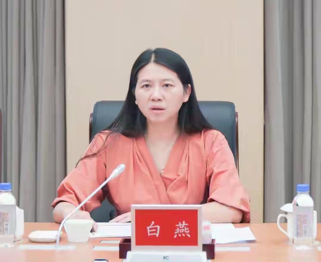 白燕的履历堪称“顶配”：80后硕士，深耕城建21年，38岁执掌核心部门，颜值气质