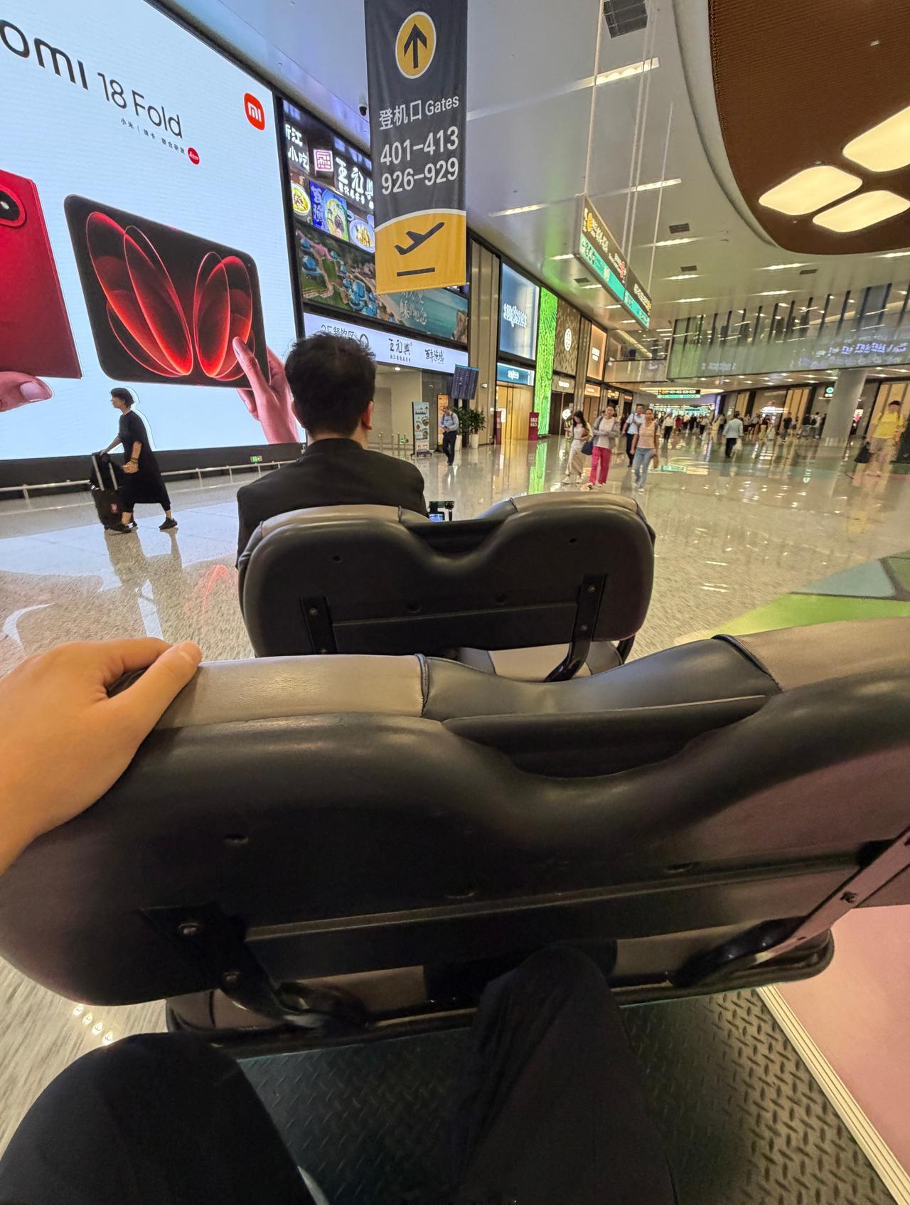 杭州机场还是遥遥领先，本来想借助我残疾人的身份坐车赶个飞机什么的，结果这边摆渡车
