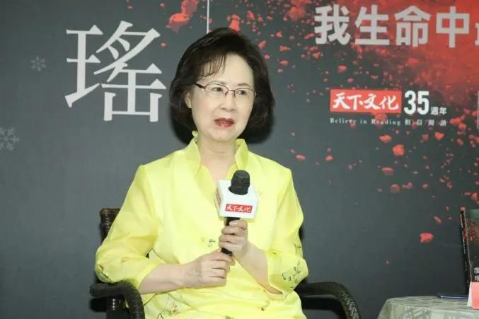 她选择体面的结束自己的生命。
当年她的丈夫平鑫涛就是突然中风，失智并瘫痪，一直在
