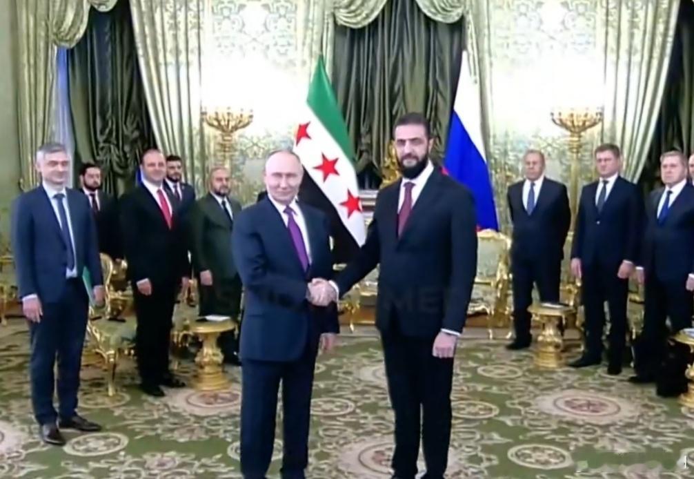 普京会见来访的朱拉尼。 