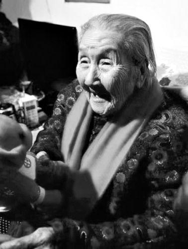 “他是鬼子的崽子，天打雷劈我也不能要！”1943年，慰安妇曹黑毛生下了鬼子的儿子