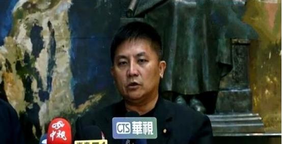 国民党换了个管宣传的，叫吴宗宪。今天首秀，记者一堆长枪短炮怼脸上，我本来搬好小板