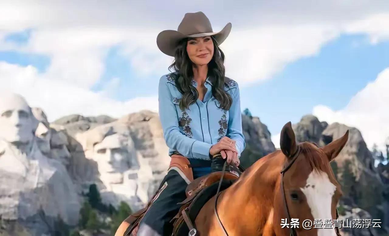 这是美国国土安全部长骑马照片，真的美美的，然而，就因这个她在工作演讲中突然被特朗