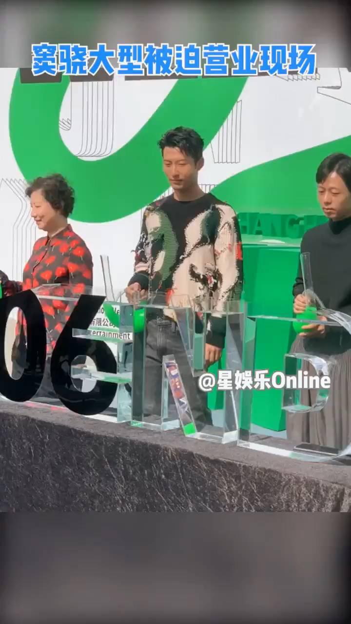 窦骁大型被迫营业现场。
星娱乐Online。
准备倒颜料了，认真营业中。怎么屁股