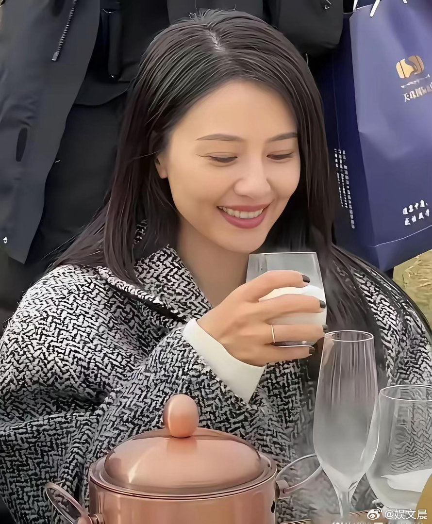 高圆圆悄悄长出不少白发，岁月痕迹显而易见！好在发量依旧浓密，脸蛋饱满紧致，眼眸澄