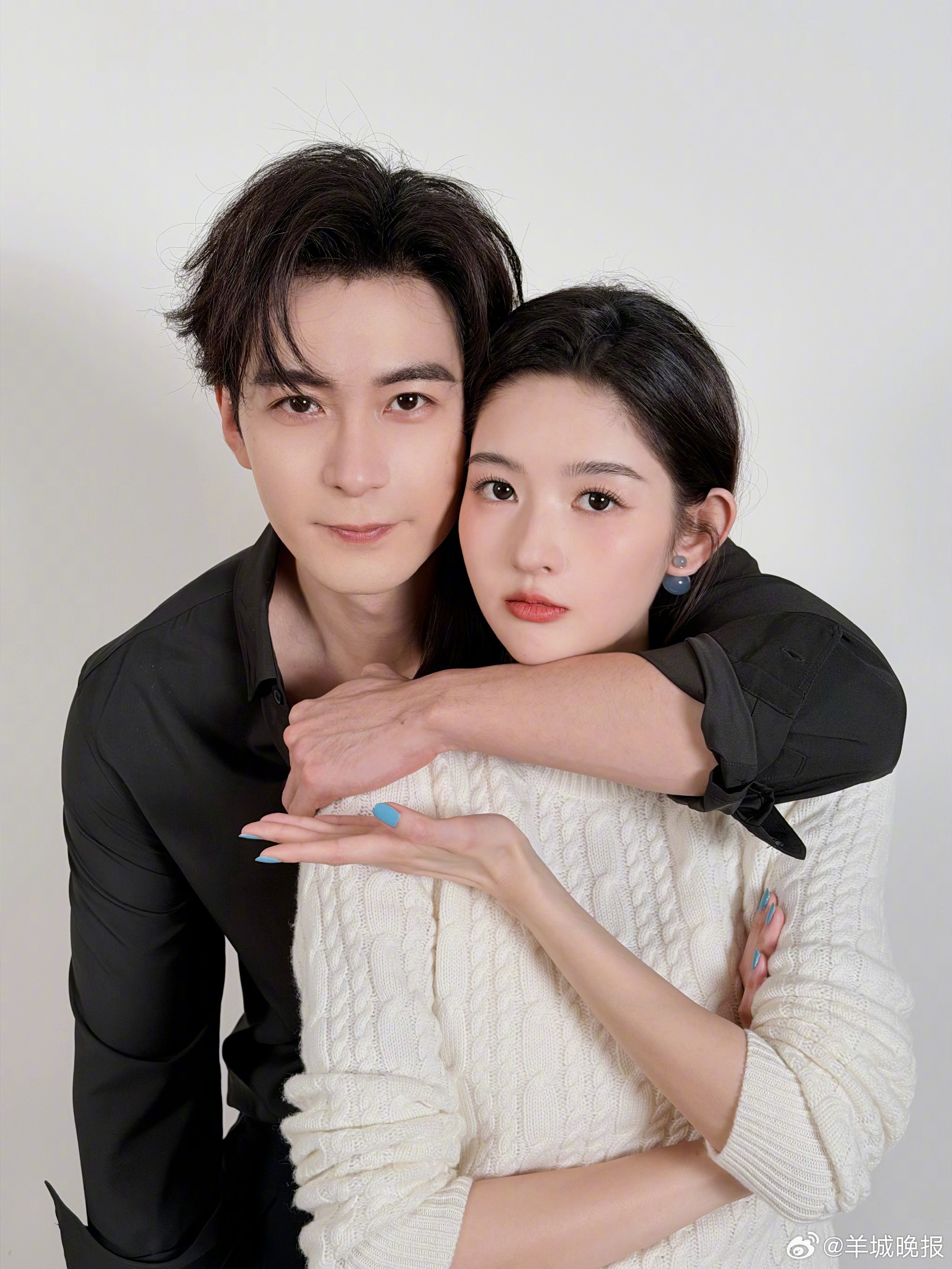 【哪部热播剧主演合照让你一眼入坑】那些带着角色光环的合照，总是让人记忆深刻。哪部