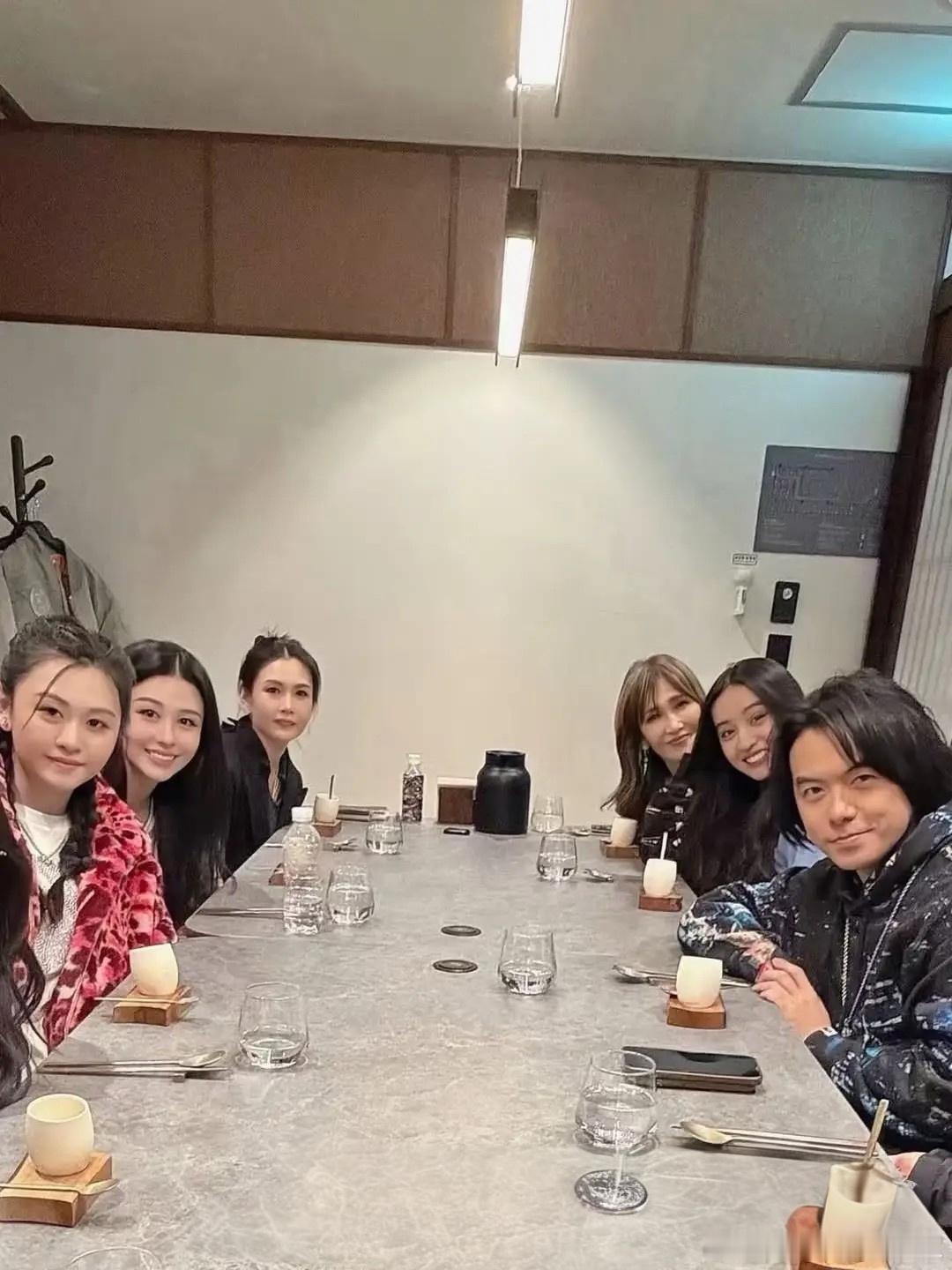 80、90年代香港&日本两大女神邱淑贞&工藤静香同框啦两位女神因为各自的女儿沈月