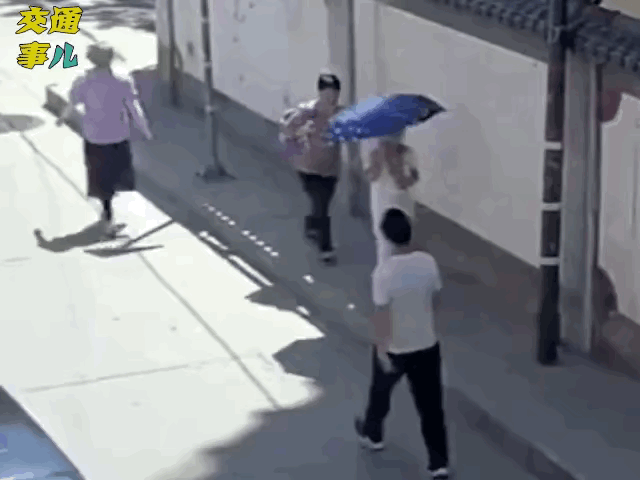 小巷子里也不安全！车祸随处可见，防不胜防！不分时间地点人物！出行需眼观六路，耳听