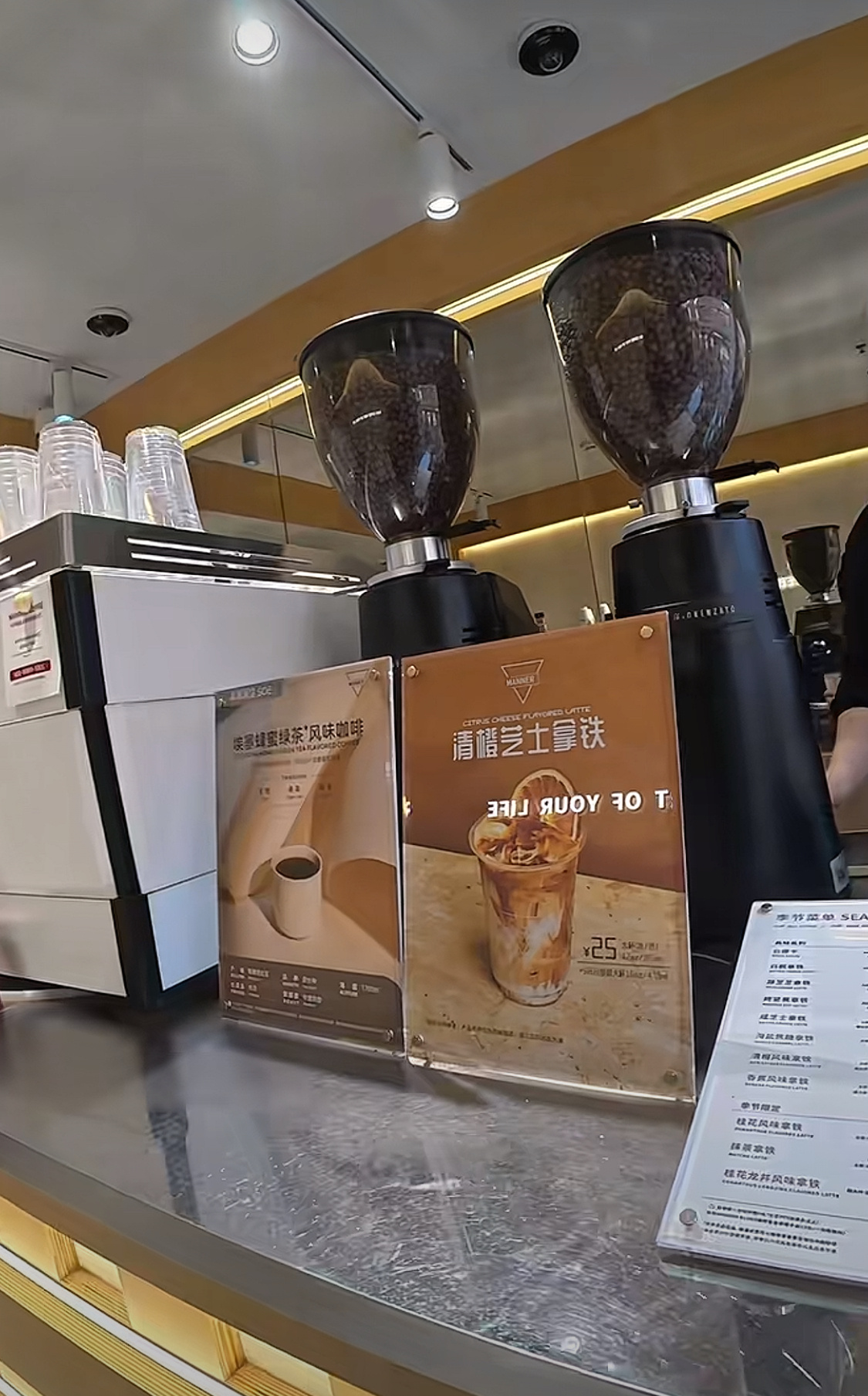 上海人买咖啡流行自带杯这应该又是什么新的时尚风向标吧，自带杯，既能体现个性，还有