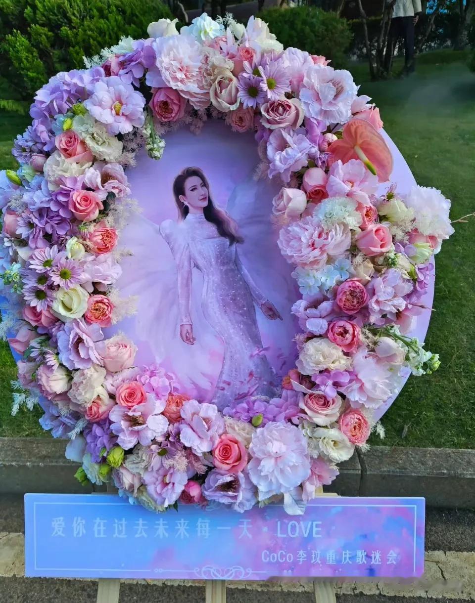 李玟真的挺可怜，
死后还要遭遇非议，我想她更希望安安静静葬在山上的公墓吧。
近今