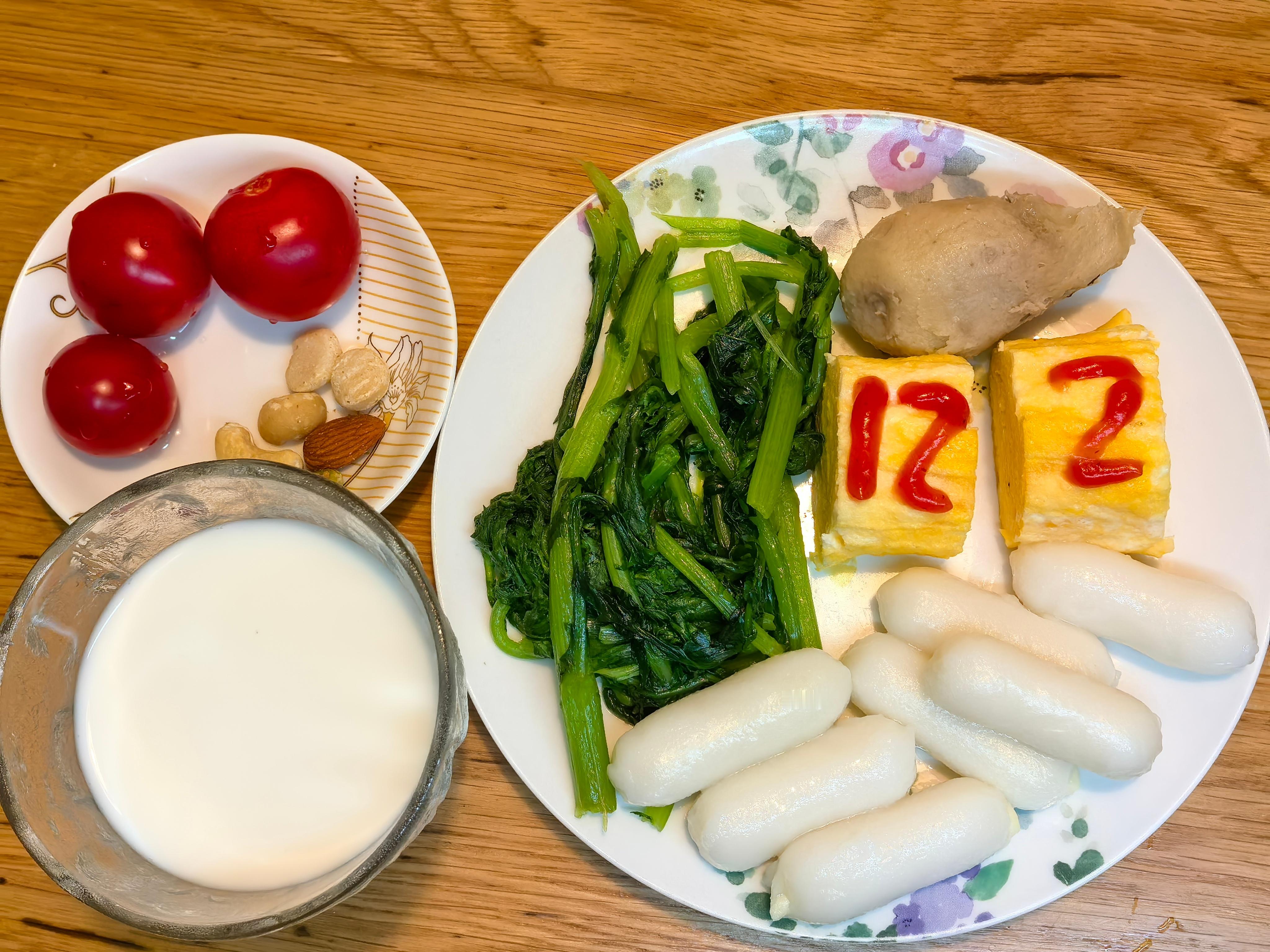 波妞的早餐  早上好！新的一周，一切顺利！🥢煮奶酪年糕（买的），蒸芋头，水油焖