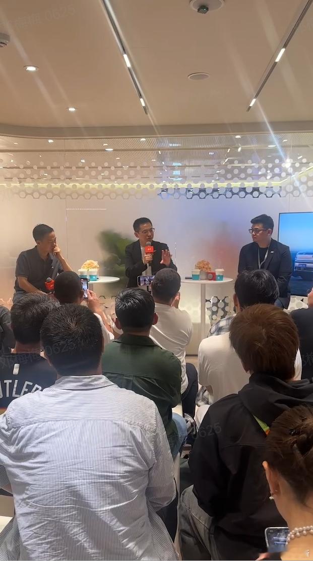 秦力洪：乐道门店的门头以后都会改成「蔚来乐道」。不过还需要等待一会，毕竟设计和制