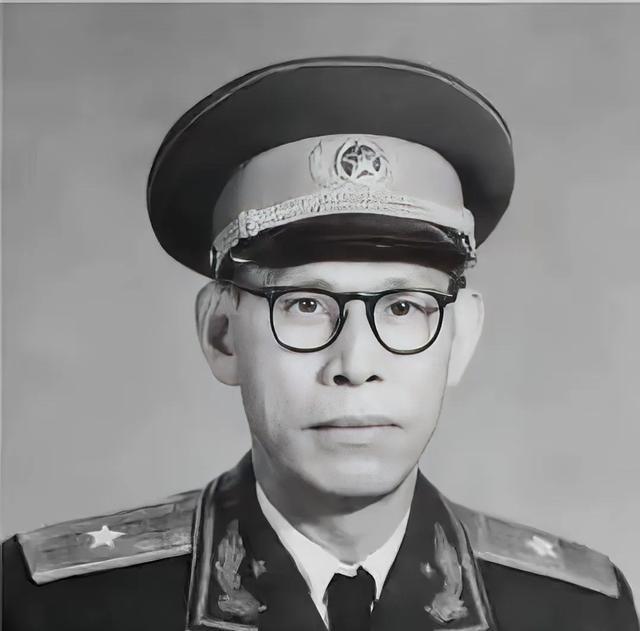 1955年，原琼崖纵队副司令员马白山进京，被授予少将，可他看到一位中将时，却不淡