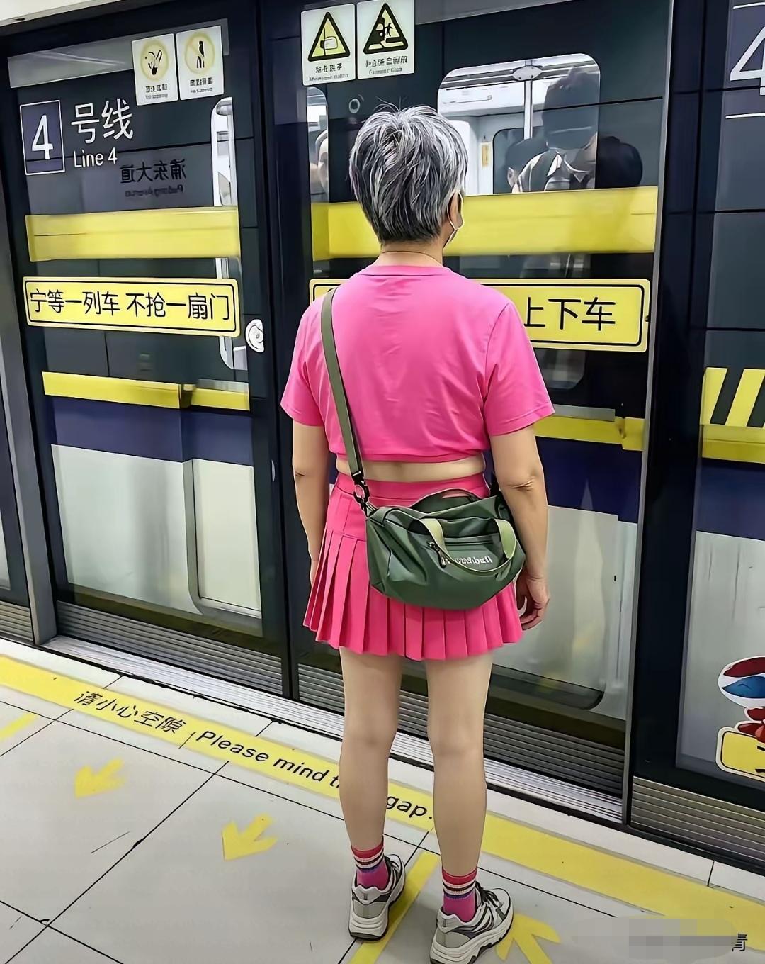 这粉嫩超短裙，被送上的网络。谁对谁错？
     一位网友在x地铁站，看见了一位