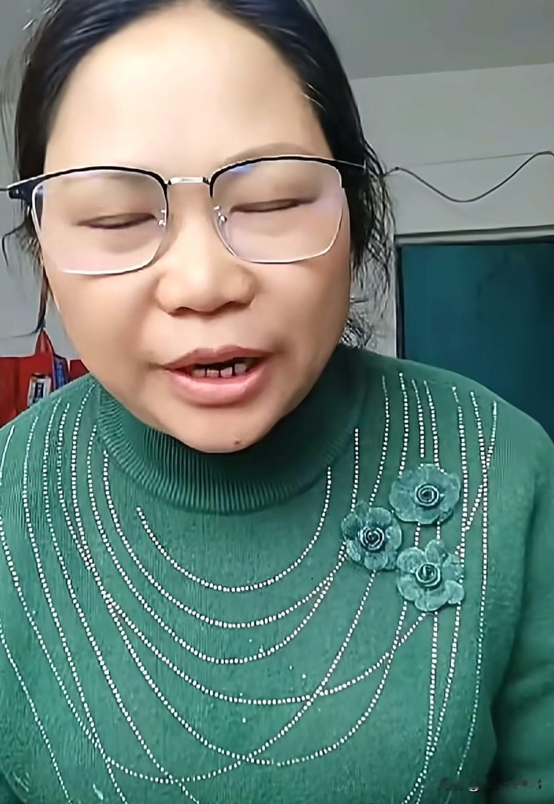 无尽的悲伤再次更新视频。视频上还是在哭诉。有时候刷的视频多了，也能听懂她说的是什