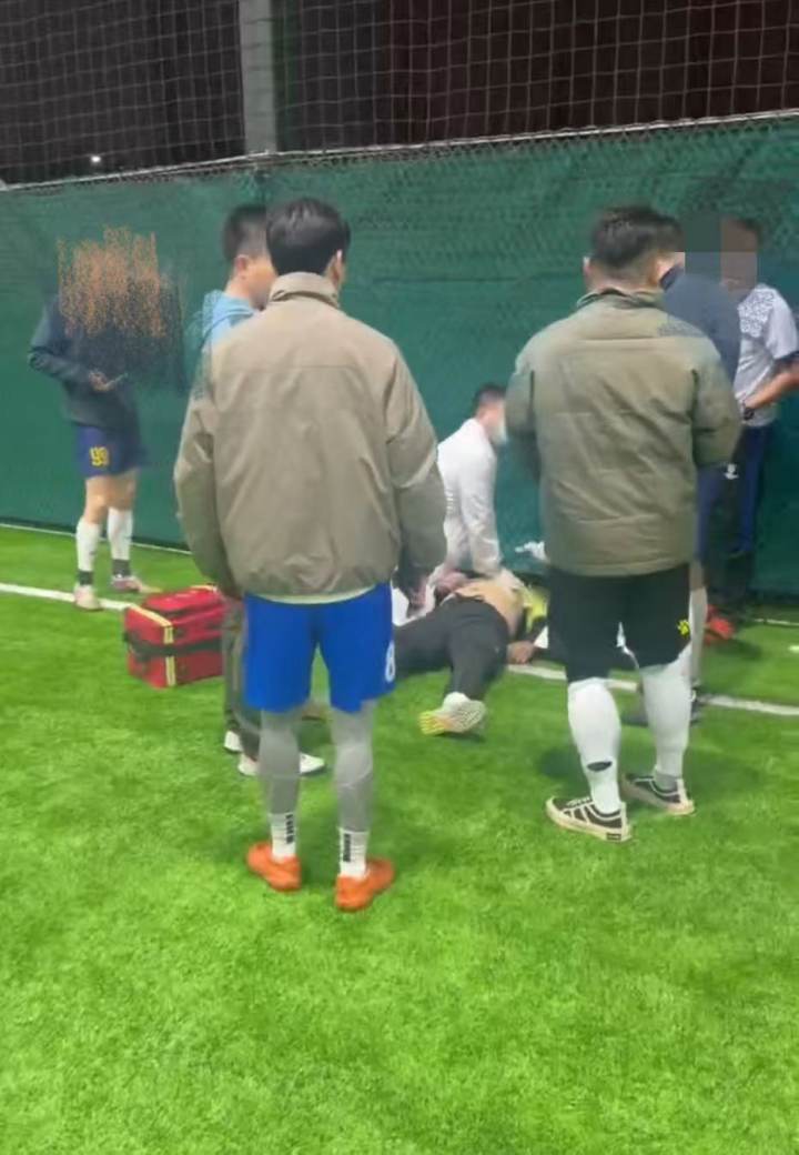 杭州有人突发心梗救回来了，40岁男子足球场突然倒地心跳呼吸骤停，几位球友现场急救有人取来AED