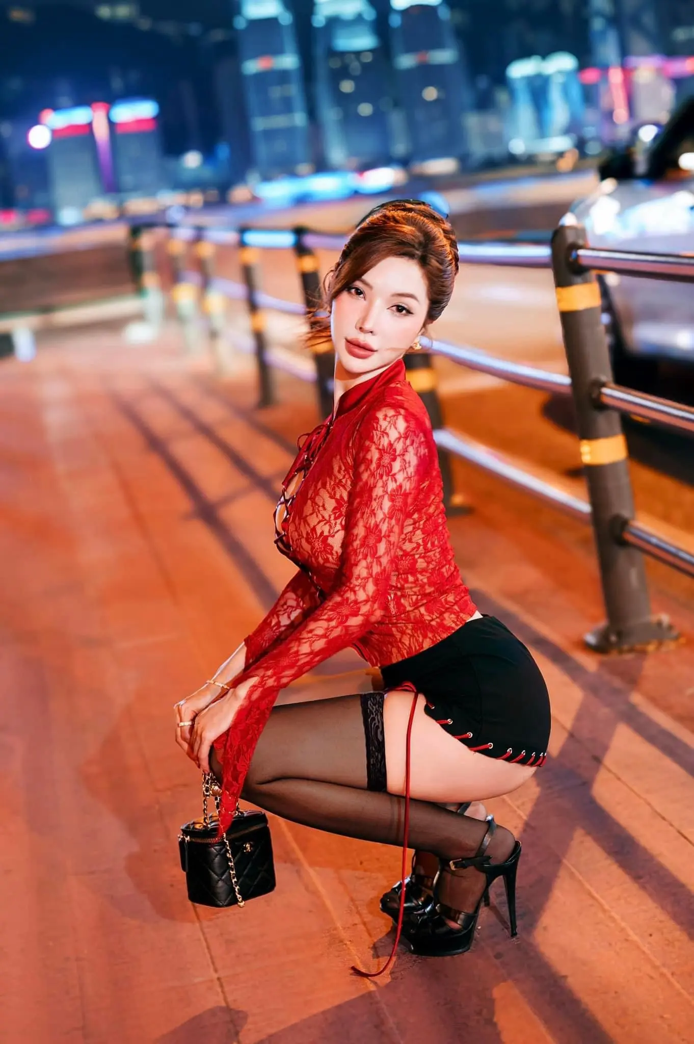 用镜头捕捉夏日夜晚的清新与活力，无论是街边的霓虹，还是繁忙的人群，都将成为永恒的夏日记忆。