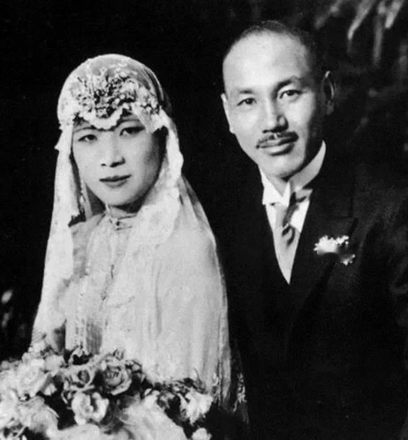 自1927年起，蒋介石统治大陆二十余年，为了维护自身独裁统治，对外一贯妥协，这个