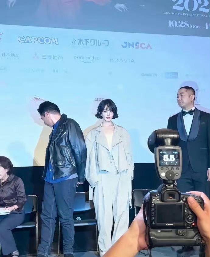演员的脸到底有多小 上镜正好，下镜后完全壁了普通人 