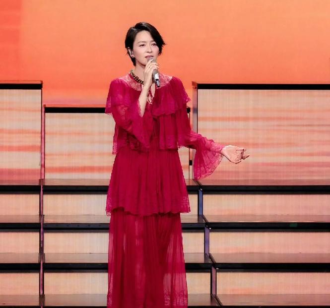 梁咏琪50岁登台，声音还像20年前一样纯。
时间是不是把她忘了？
元宵晚会，她唱
