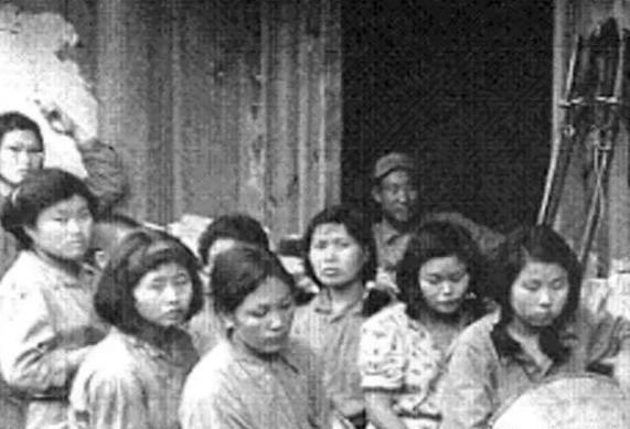二战时，日军给女性强行注射“606药剂”，注射完，士兵就露出了邪恶的笑容，“60