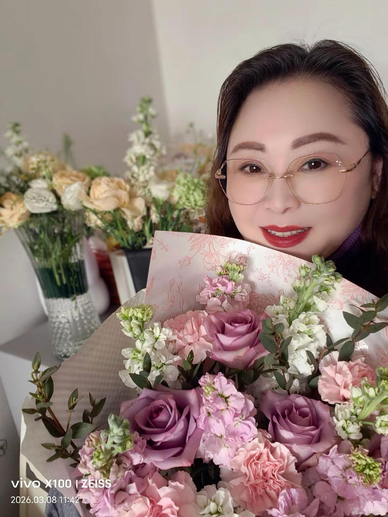 谁说的花一定是男士送，女儿送来的，姐妹送来的，它不好看吗？真是的一天天的😂被鲜